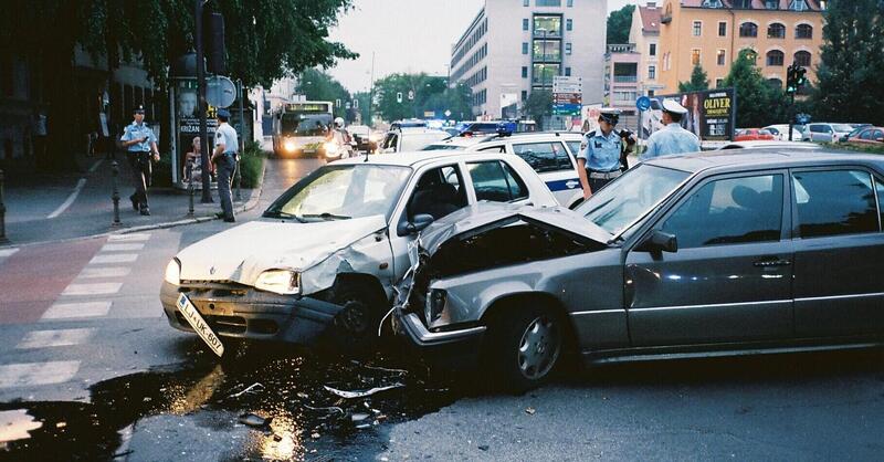 Cassazione: le assicurazioni devono pagare le auto danneggiate anche se il costo &egrave; superiore al loro valore