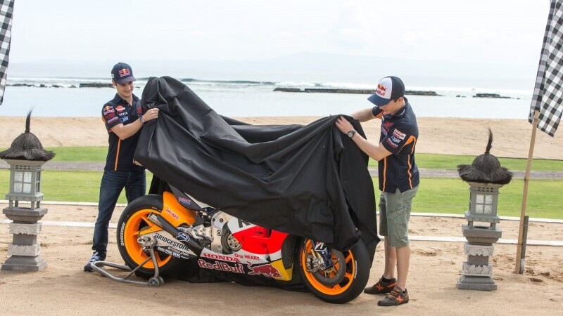 Marquez e Pedrosa svelano a Bali la Honda RC213V 2015