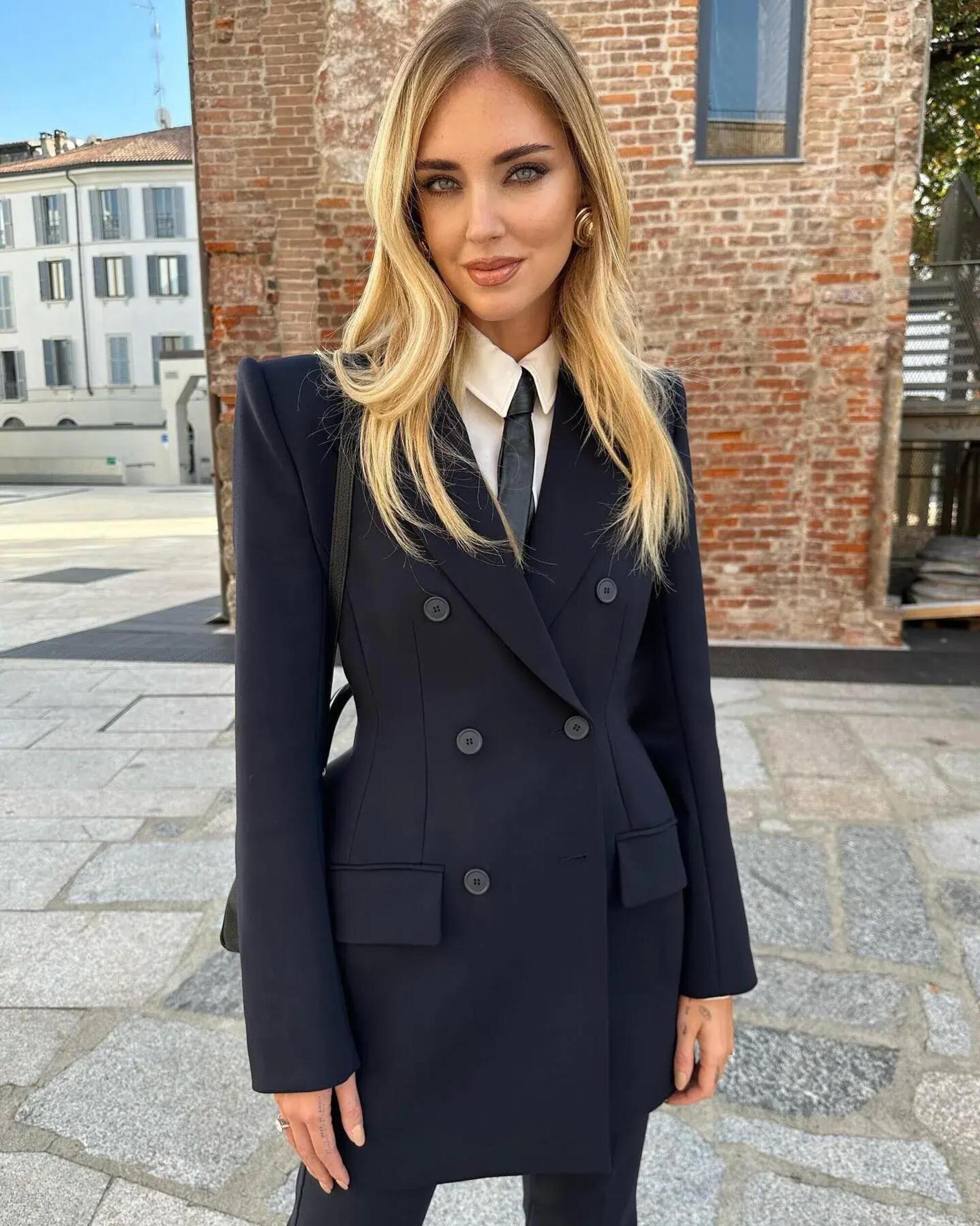 Chiara Ferragni in giacca e cravatta