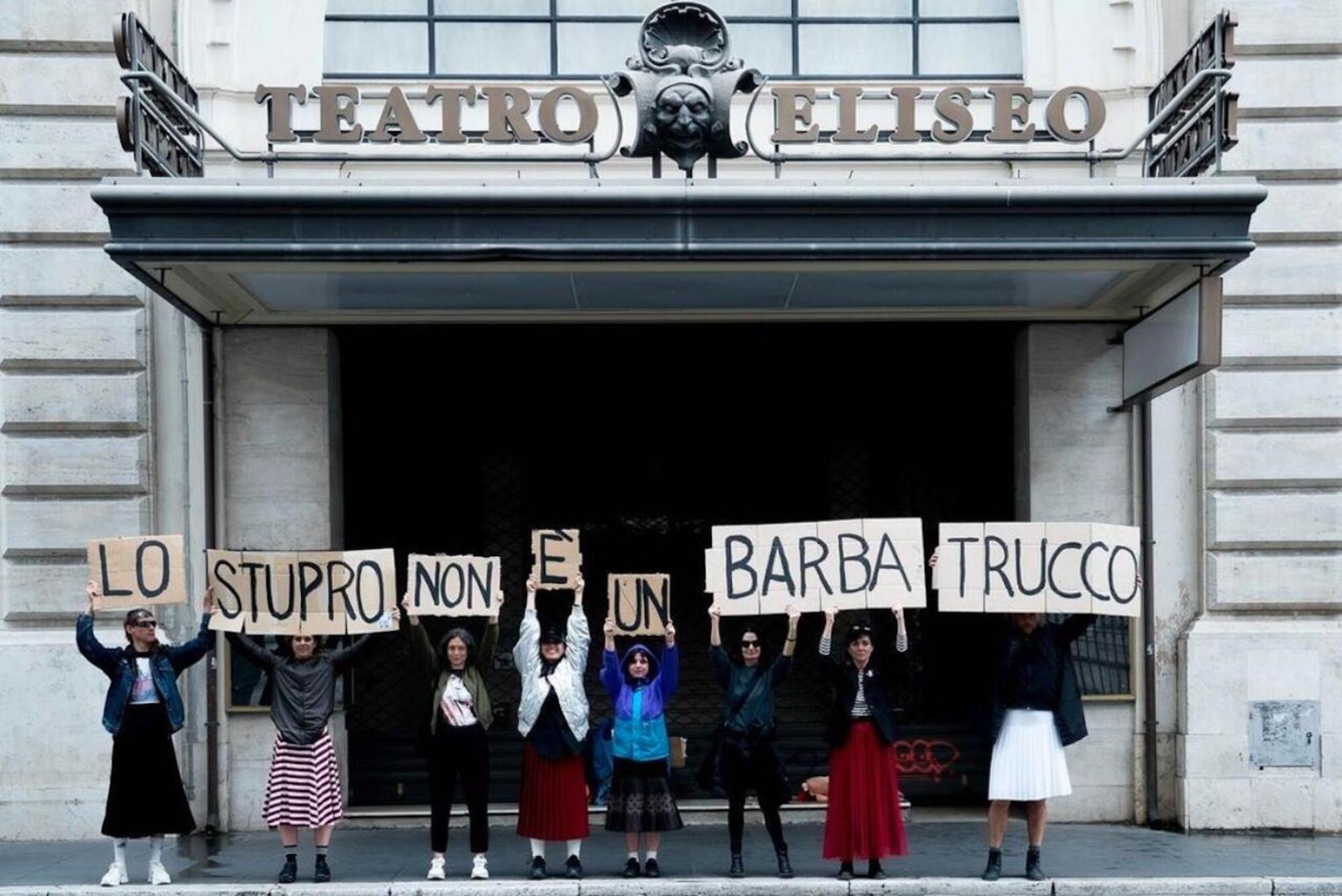 Una protesta dopo l&#039;intervista a Luca Barbareschi