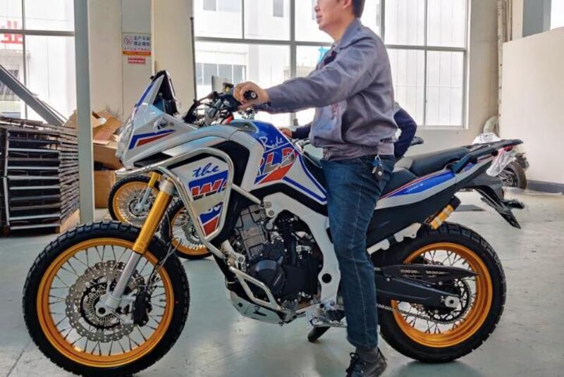 Ecco com&#039;&egrave; fatto il clone cinese dell&#039;Africa Twin. Il suo nome &egrave; Hengjian HJ500-8