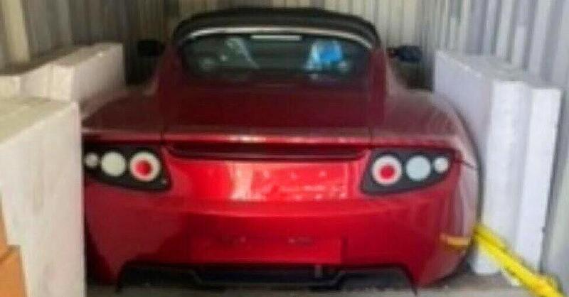 Tesla Roadster: 3 esemplari dimenticati, ritrovati dopo 13 anni in un container