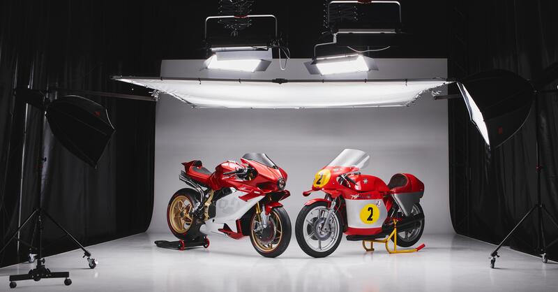 MV Agusta a &quot;Fuoriconcorso&quot; con la Superveloce 1000 e la storica 500 cc 4 cilindri MV 72/74