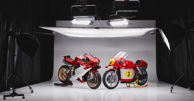 MV Agusta a &quot;Fuoriconcorso&quot; con la Superveloce 1000 e la storica 500 cc 4 cilindri MV 72/74