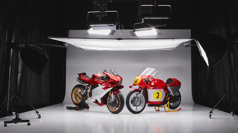 MV Agusta a &quot;Fuoriconcorso&quot; con la Superveloce 1000 e la storica 500 cc 4 cilindri MV 72/74