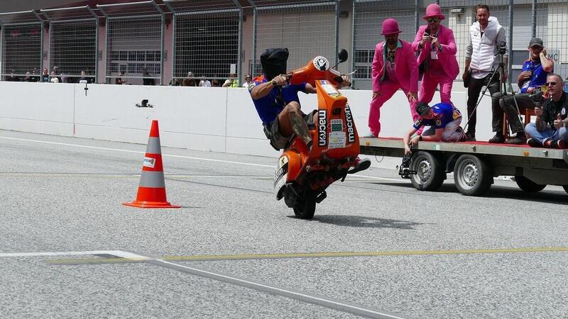 G&uuml;nter Schachermayr segna il record di slalom in impennata, alla cieca e senza respirare