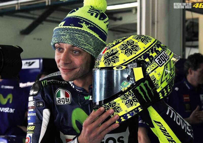 Test MotoGP a Sepang. Il casco di Rossi &egrave; un cappello di lana