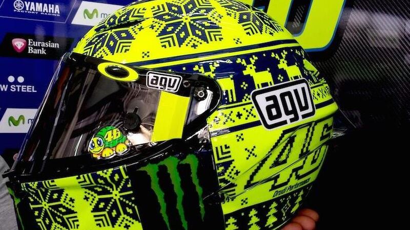 Test MotoGP a Sepang. Il casco di Rossi &egrave; un cappello di lana