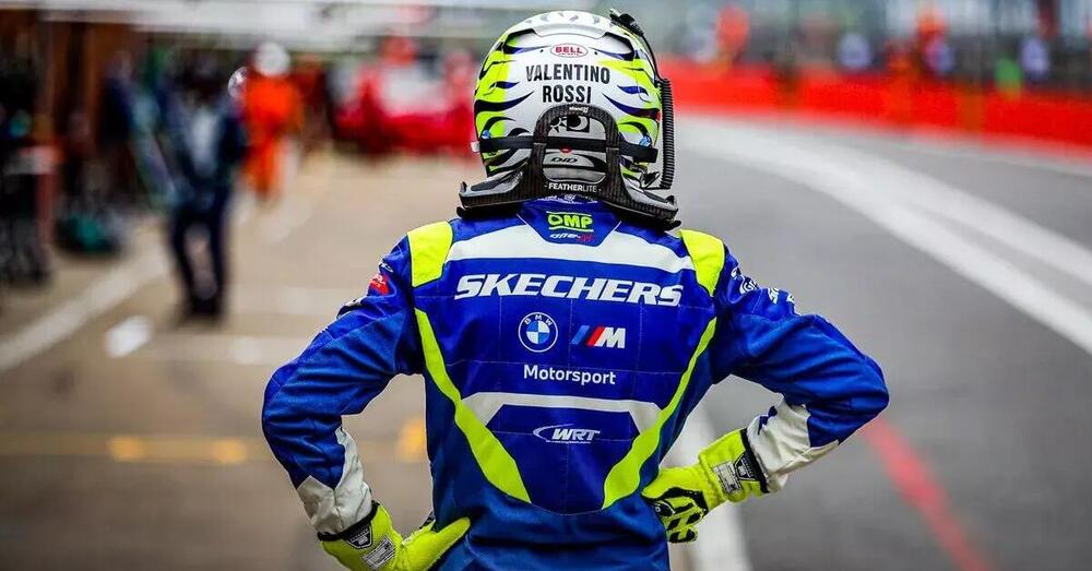 Primo podio per Valentino Rossi nel GTWCE a Brands Hatch! Il 46 sale sul tettuccio della BMW e lancia lo champagne [VIDEO]