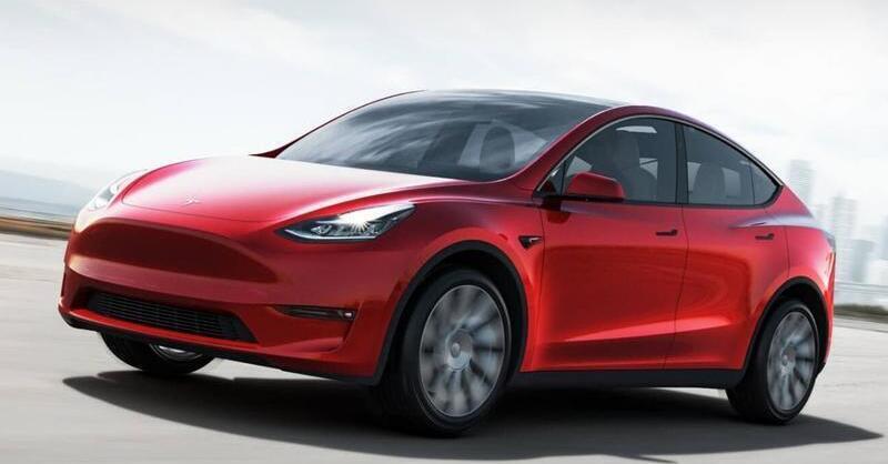 Tesla controlla gli sbadigli e i battiti di palpebre per valutare i colpi di sonno