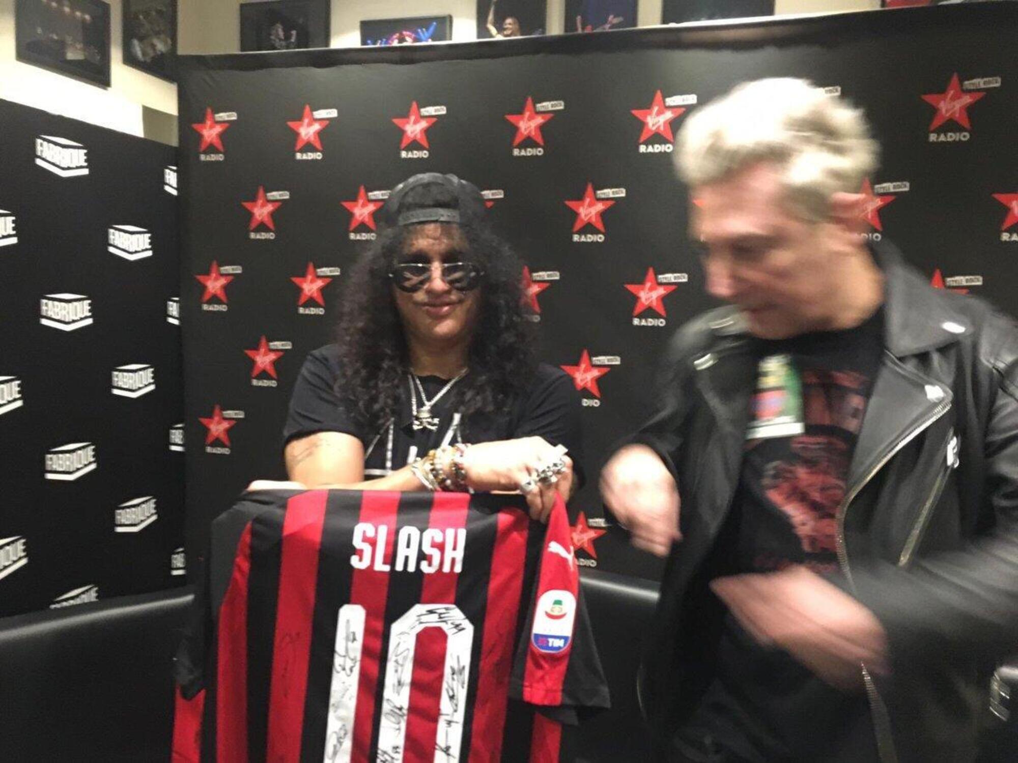 Dj Ringo consegna la maglia rossonera al chitarrista Slash