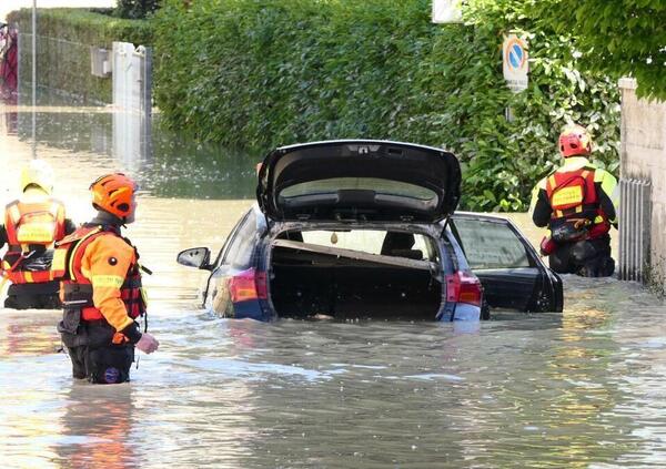 Una vittima in auto, strade inondate, treni soppressi. Perch&eacute; ogni anno le piogge in Italia sono una sorpresa? [VIDEO]