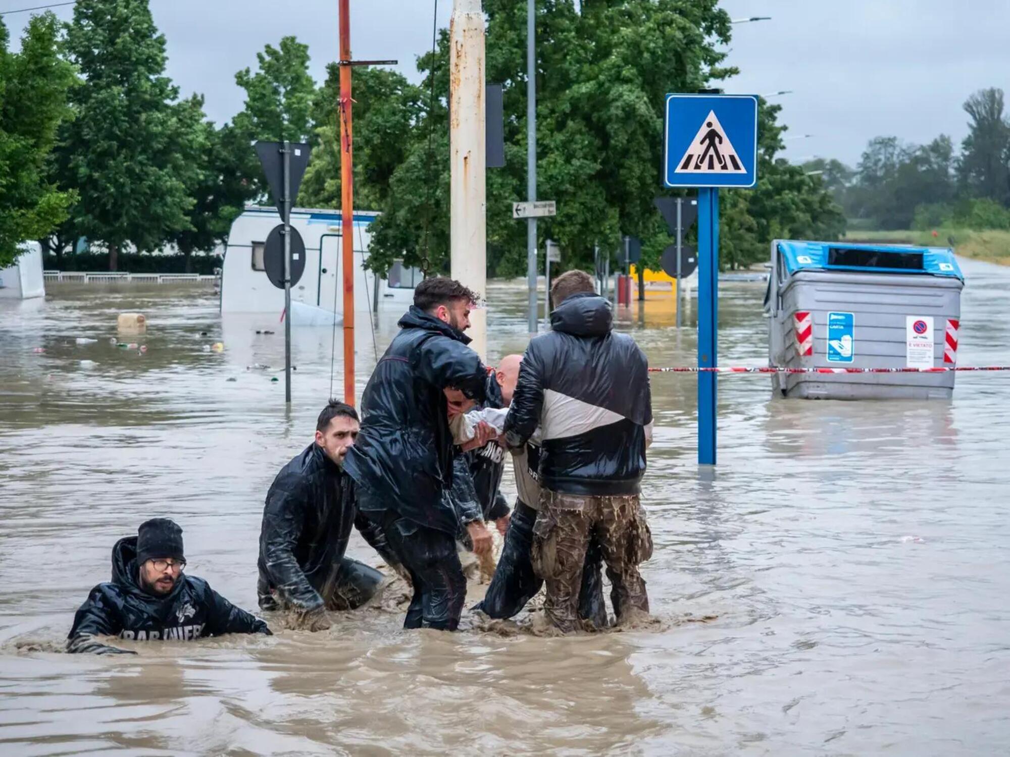 I soccorsi tra le strade inondate