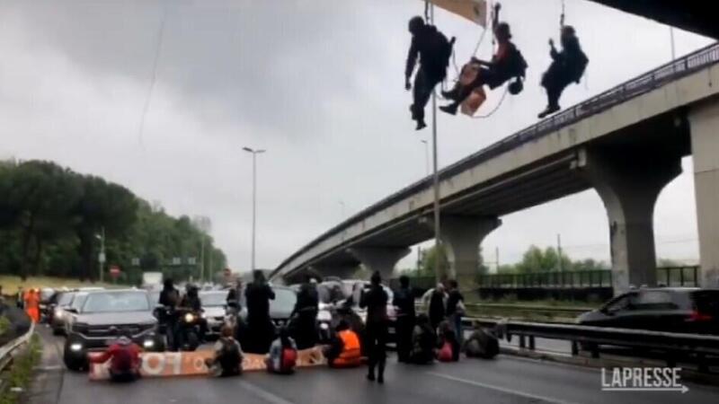 Attivisti di Ultima Generazione bloccano la Tangenziale Est di Roma [VIDEO]