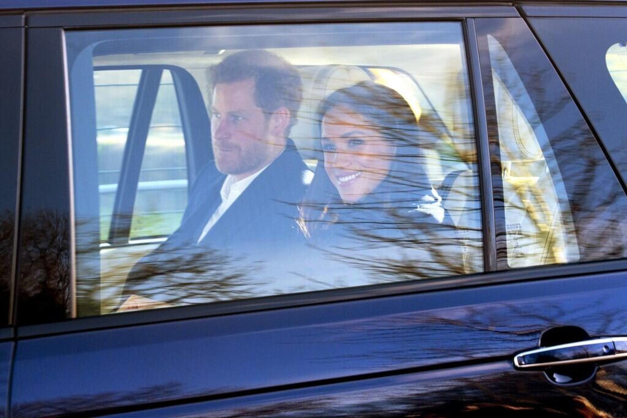 Harry e Megan in auto