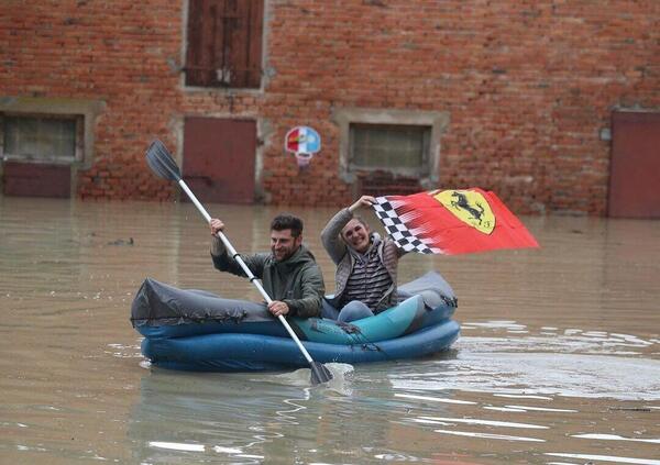 Parla la ragazza protagonista della foto simbolo dell'alluvione a Imola: &quot;Uscendo di casa ho visto la bandiera Ferrari all'ingresso e l'ho portata con me&quot;