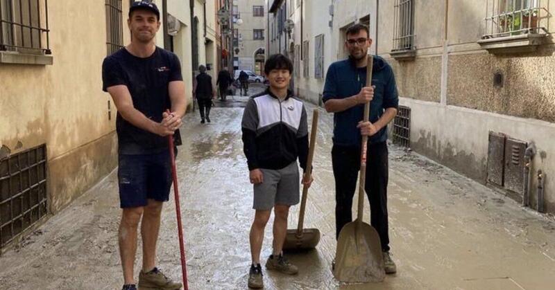 Formula 1: Yuki Tsunoda aiuta a spalare il fango a Faenza