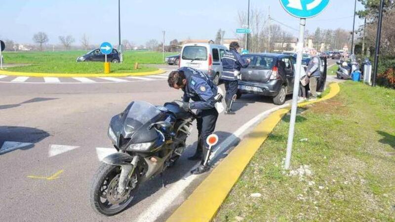 Causa incidente con la moto, fugge e invita tutti a prendere la targa 