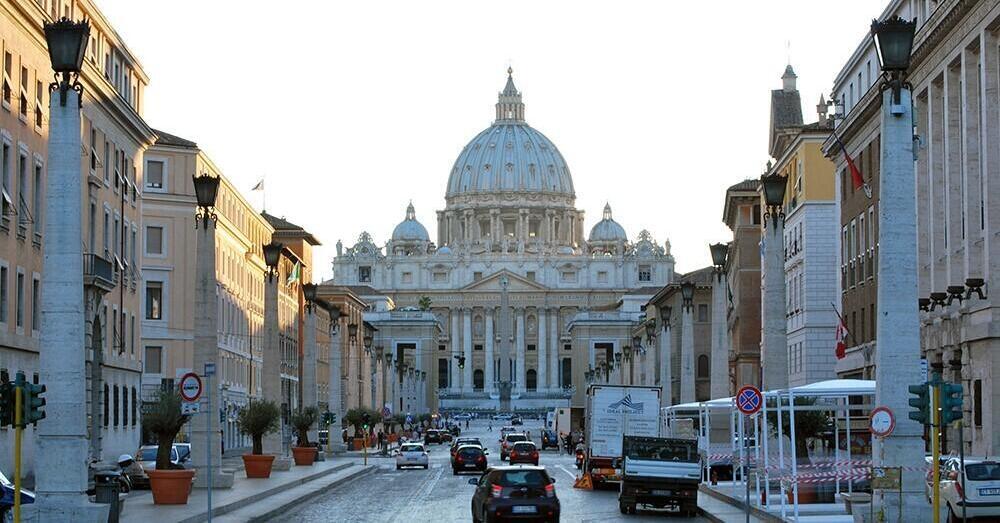 &quot;Sfonda&quot; in auto il Vaticano: i gendarmi gli sparano