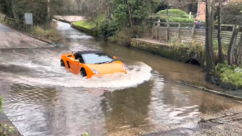 Tentativo di guado riuscito con una Lamborghini Gallardo