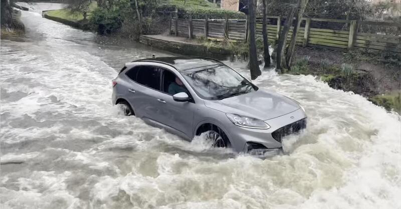 Strade allagate: grave pericolo per il motore, non rischiate, ecco le regole