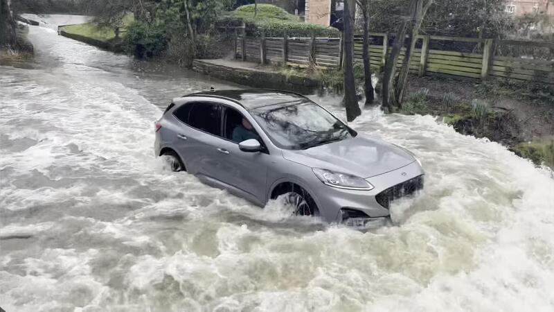 Strade allagate: grave pericolo per il motore, non rischiate, ecco le regole