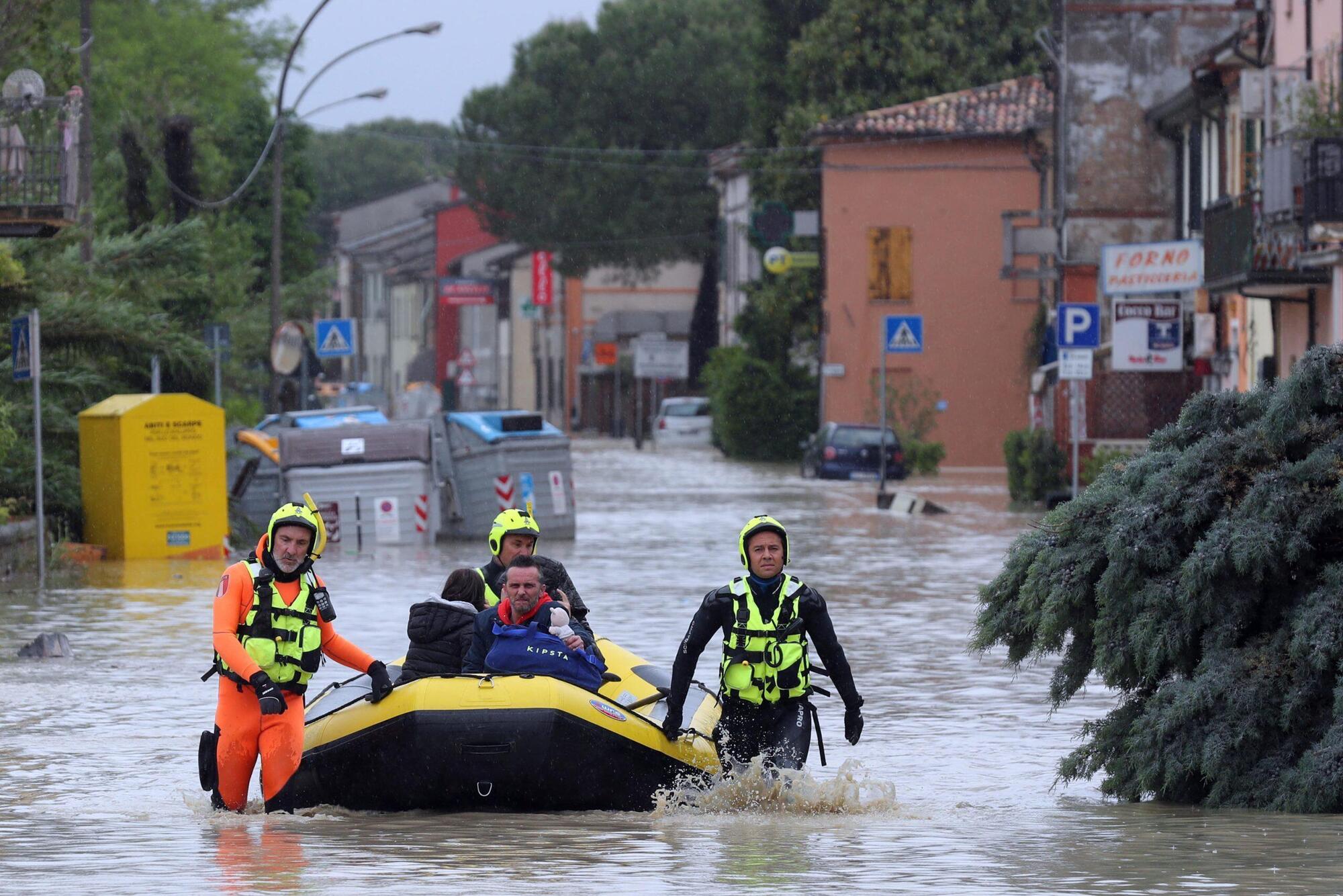 I soccorritori in azione in Emilia Romagna