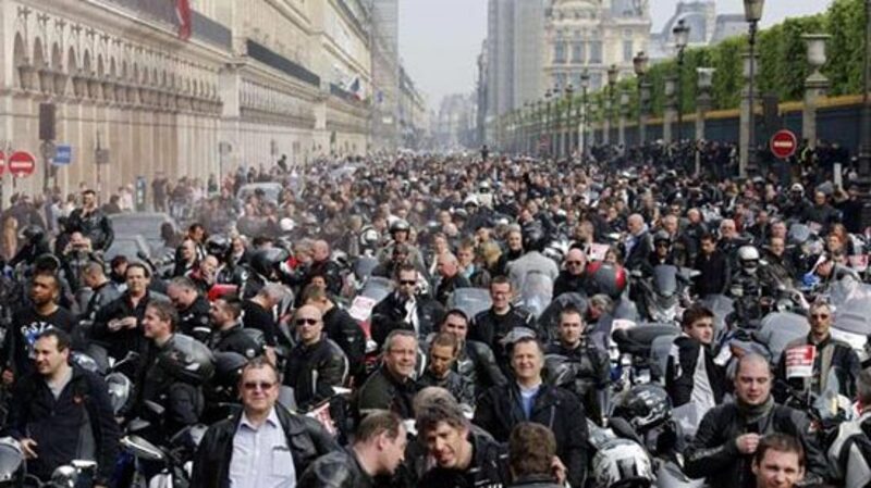 Motociclisti parigini: protesta contro il blocco del traffico