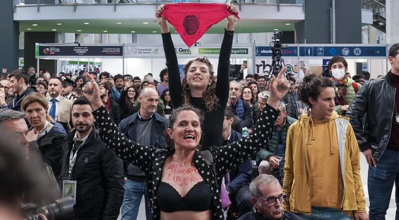 La ministra Roccella contestata al Salone del Libro. Giubilei