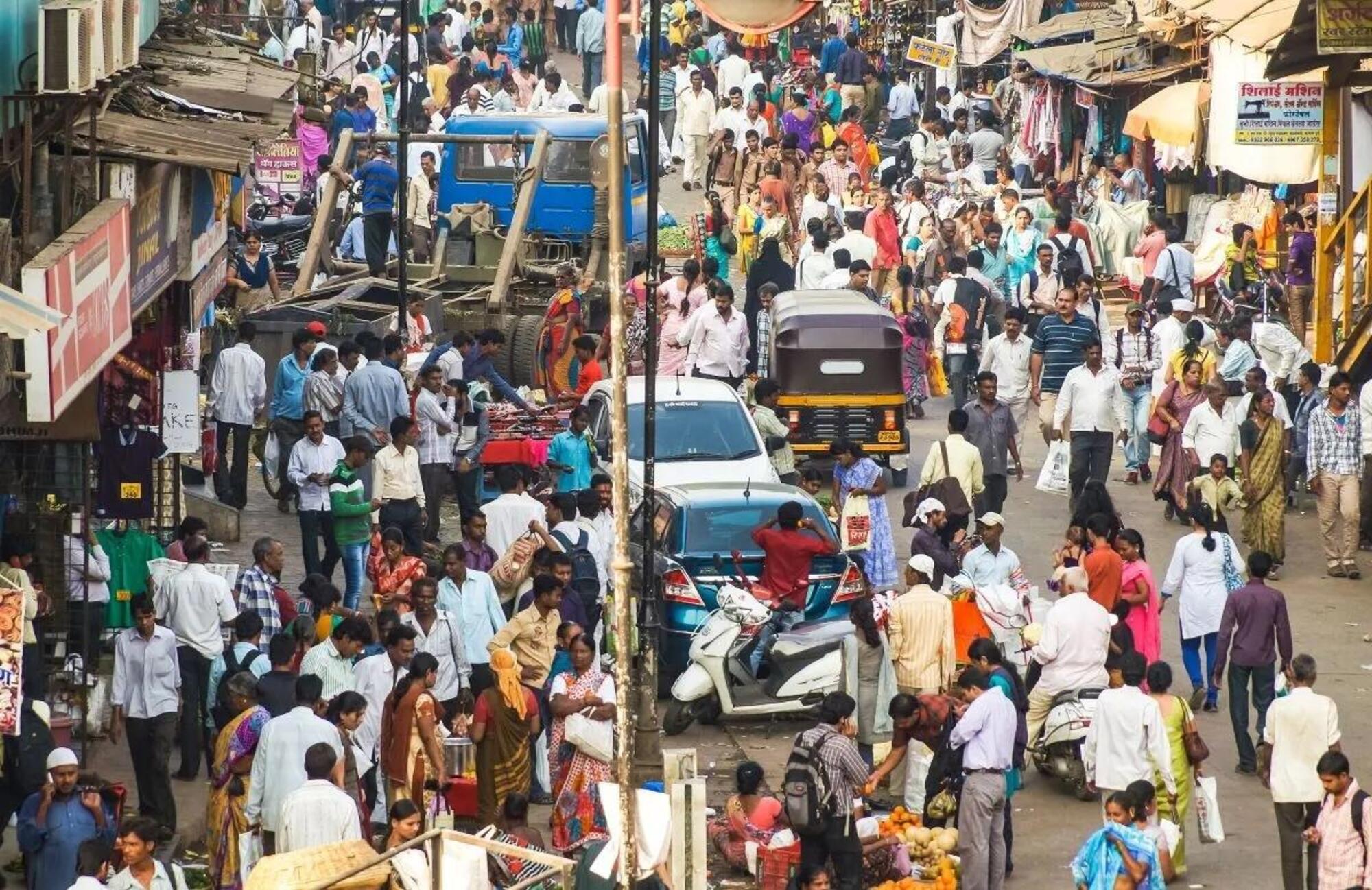 Una strada affollata in India: la demografia &egrave; un fattore importante