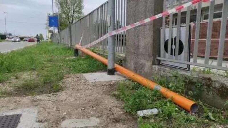 Autovelox sotto attacco: taglio del palo in stile militare