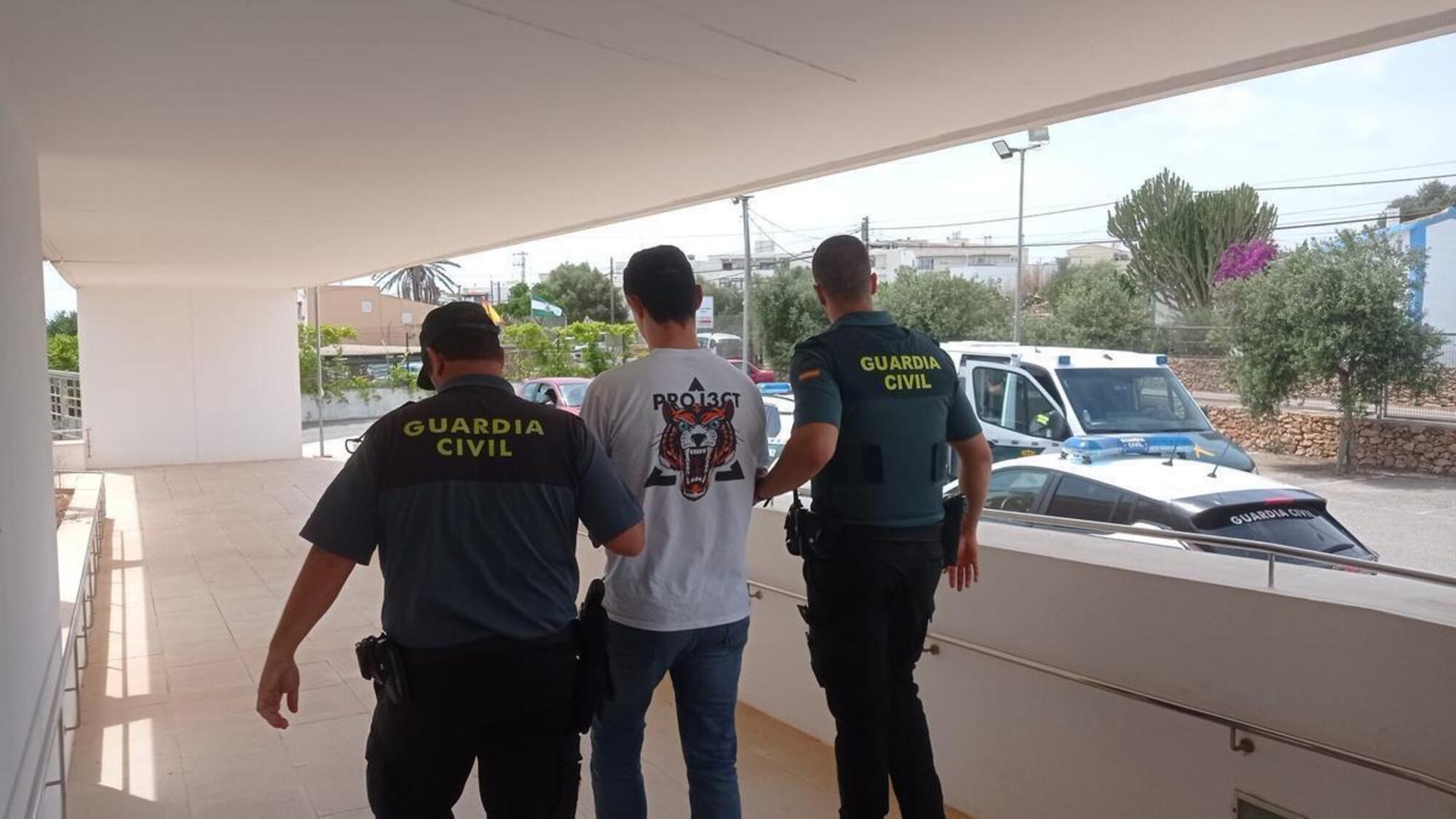 Alessio Di Chirico &egrave; stato portato via dagli agenti della Guardia Civile di Formentera