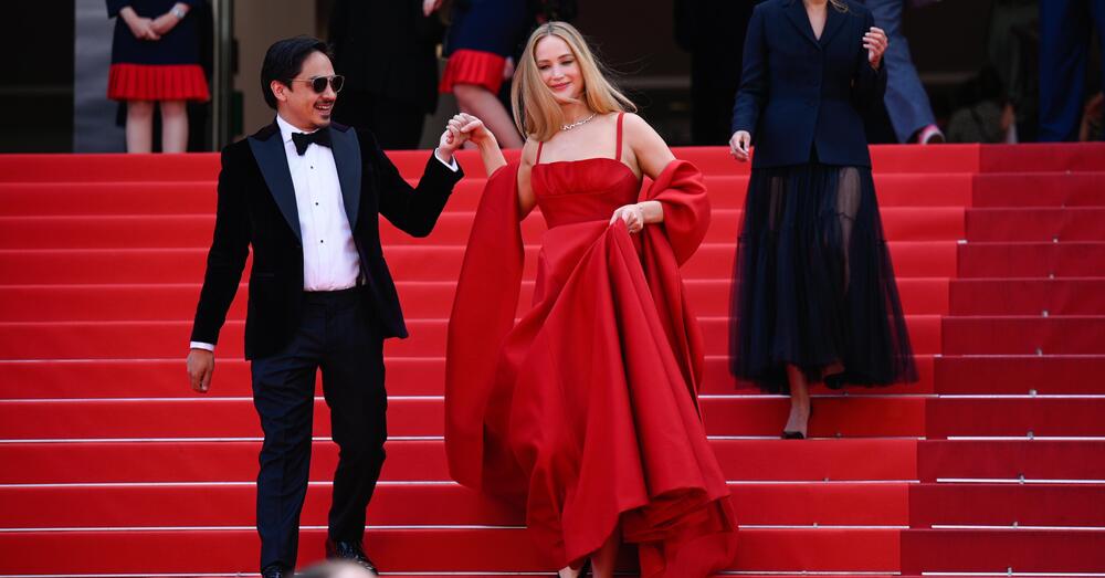 Jennifer Lawrence con le infradito a Cannes non ha inventato niente di nuovo. E non ha neanche evitato lo scivolone 