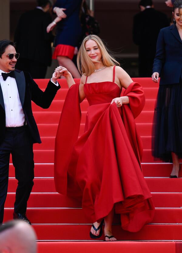Jennifer Lawrence con le infradito a Cannes non ha inventato niente di nuovo. E non ha neanche evitato lo scivolone 