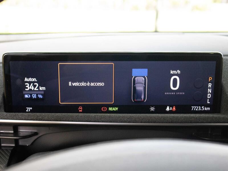 Un grande LCD dietro al volante fornisce le informazioni principali come la carica residua e la velocit&agrave;