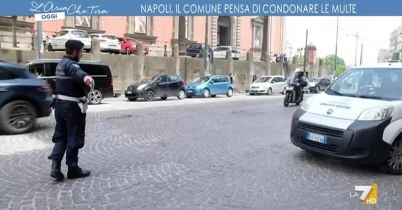 Napoli: le multe non si pagano. Scatta il condono per tutti? [VIDEO LA7]