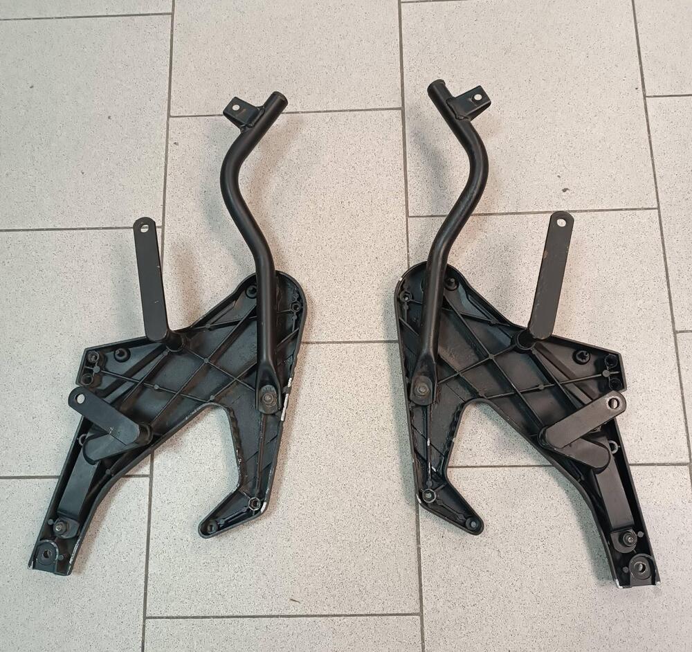 Supporti valigie Triumph Trident Givi (5)