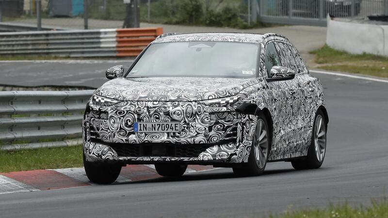 Audi Q6 e-tron, il prototipo dell&rsquo;elettrica &egrave; al Nurburgring [Foto Spia]