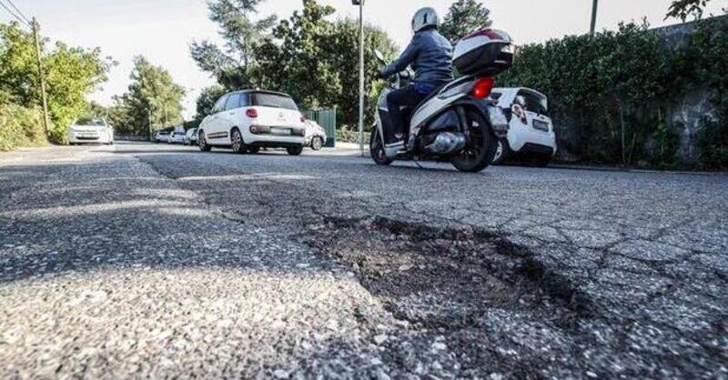 Roma: inizia la guerra alle buche. Il sindaco Gualtieri rif&agrave; tutte le strade entro il 2026