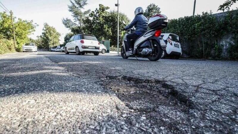 Roma: inizia la guerra alle buche. Il sindaco Gualtieri rif&agrave; tutte le strade entro il 2026