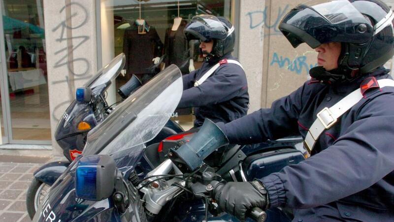 Pavia. Tentano la fuga al posto di blocco, presi dai carabinieri in moto