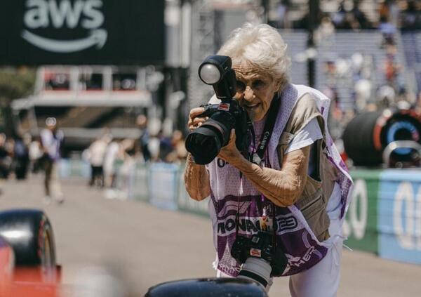 La storia di Claudia Albuquerque, la fotografa di 89 anni star a Monaco 