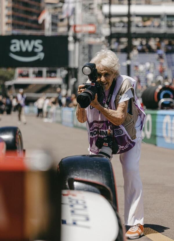 La storia di Claudia Albuquerque, la fotografa di 89 anni star a Monaco 