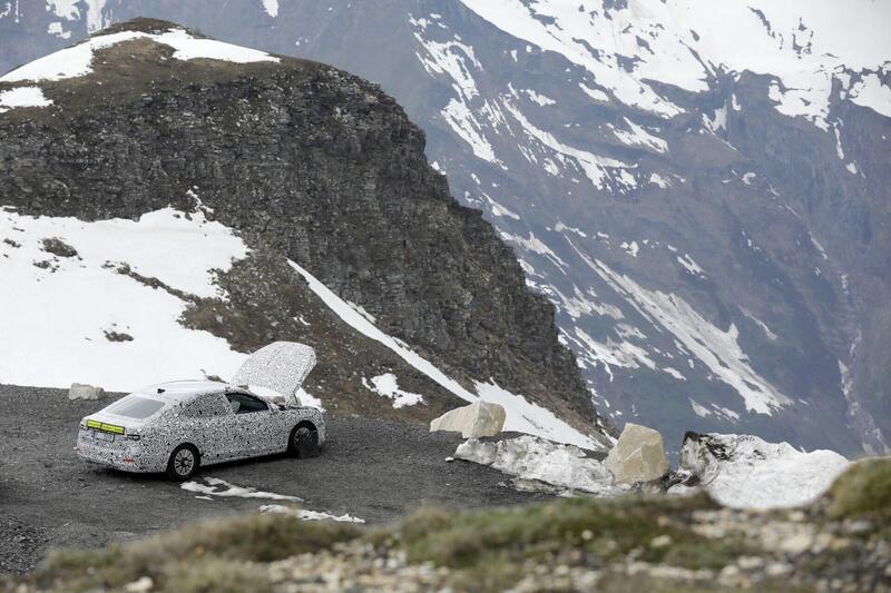 Skoda Superb 2023, la berlina sar&agrave; ibrida Plug-In [Foto Spia]