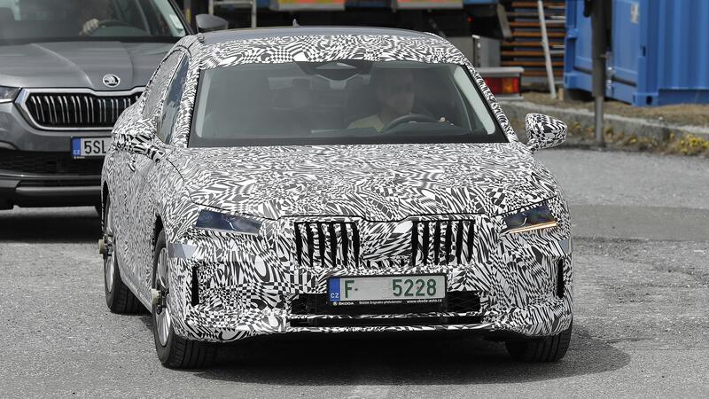 Skoda Superb 2023, la berlina sar&agrave; ibrida Plug-In [Foto Spia]