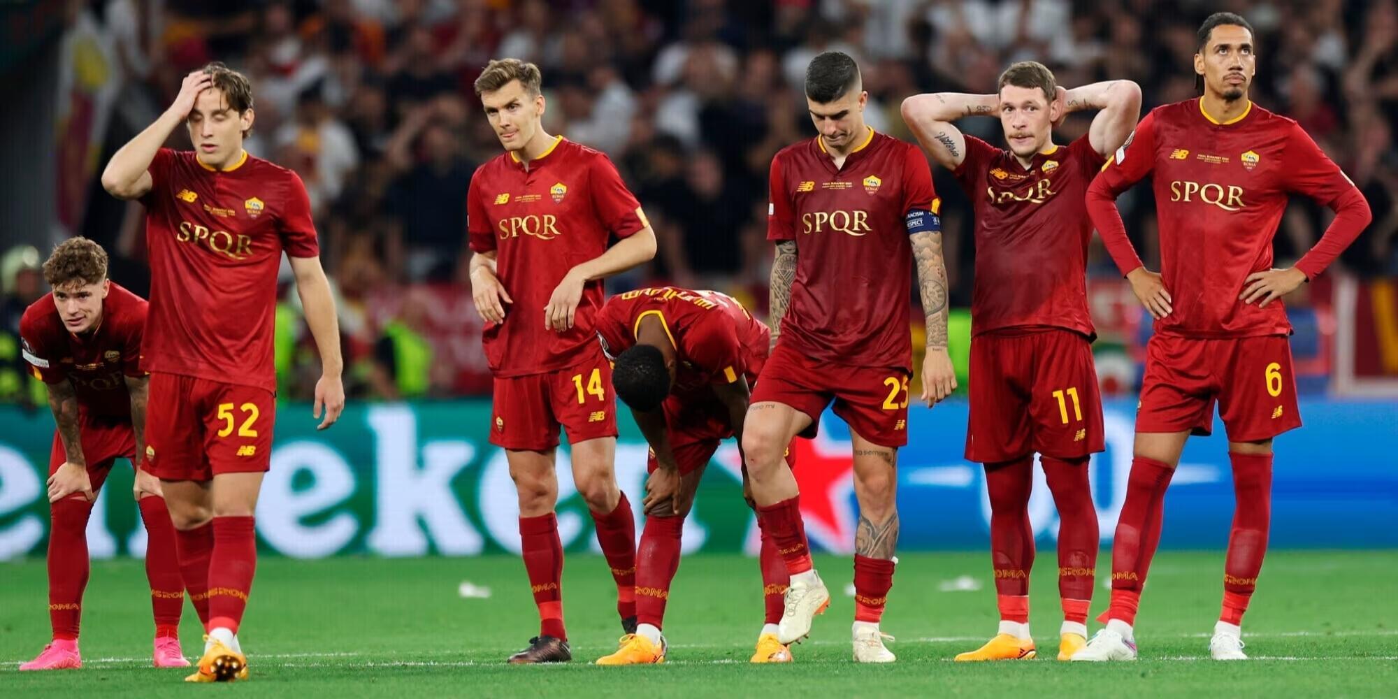 I giocatori della Roma dopo la sconfitta a Bucarest in finale di Europa League