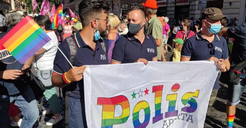 &quot;Fuori i poliziotti gay dal Pride&quot;. Esplode il caso sulle divise. Discriminazione o garanzia per tutti?