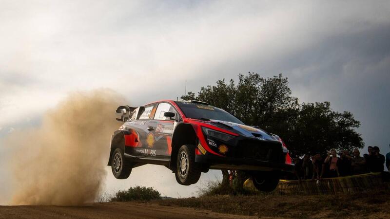 WRC23 Italia Sardegna. D2. Il Passo Falso di Ogier, la resa di Lappi, in Testa Neuville