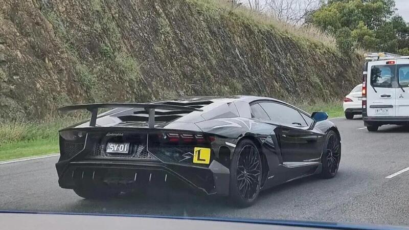 La prima Lambo non si scorda mai: a lezione di guida a 16 anni con la Aventador