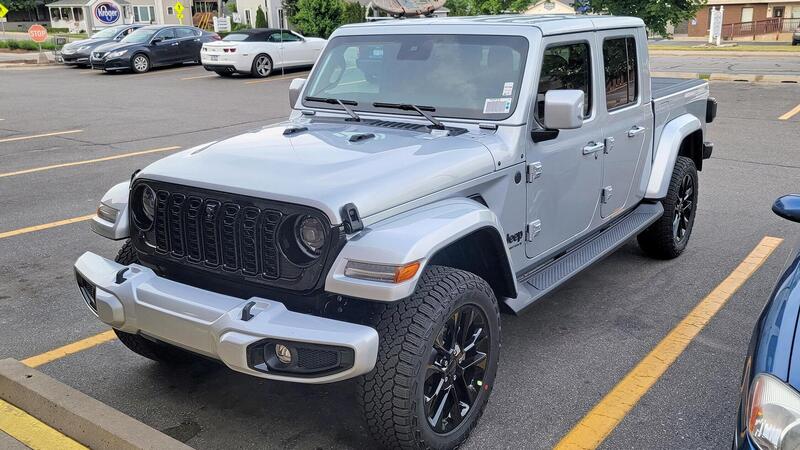 Jeep Gladiator 2024, il vero Made in USA si aggiorna [Foto Spia]